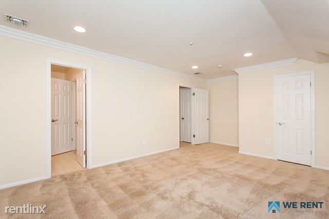 Building Photo - 4 Sylvan Ln