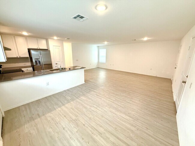 Building Photo - **APPLICATION RECEIVED** AVAILABLE NOW! 4 ...