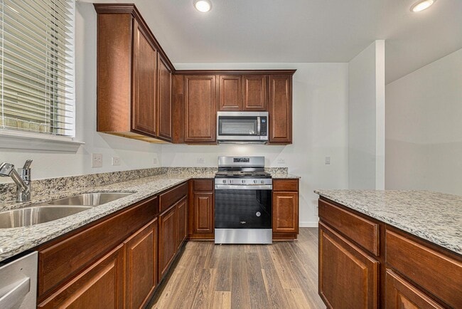 Building Photo - Like New 4 bedroom, 2 1/2 bath, 1 story in...