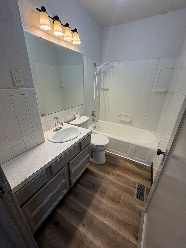 Foto del edificio - Main level house available for rent