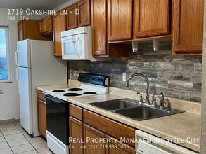 Building Photo - 1719 Oakshire Ln