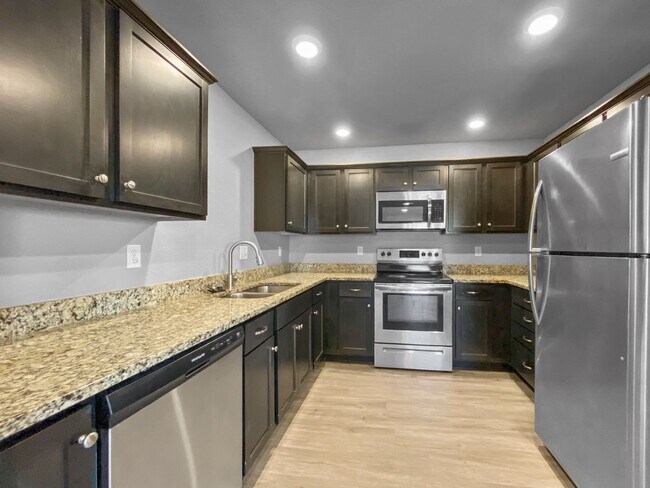 Foto del edificio - Charming 3-Bed, 2-Bath Ranch style duplex in the Colonial Gardens