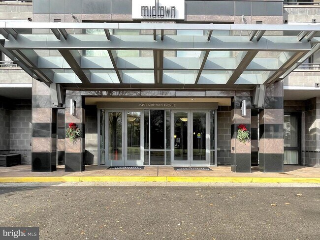 Foto del edificio - 2451 Midtown Ave
