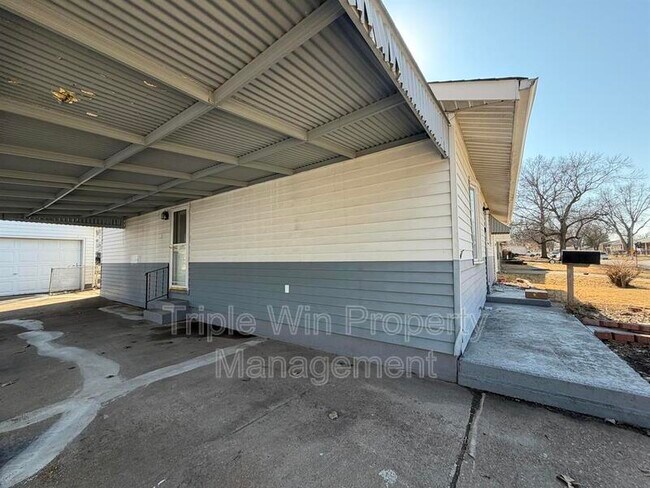 Building Photo - 330 S St Charles St