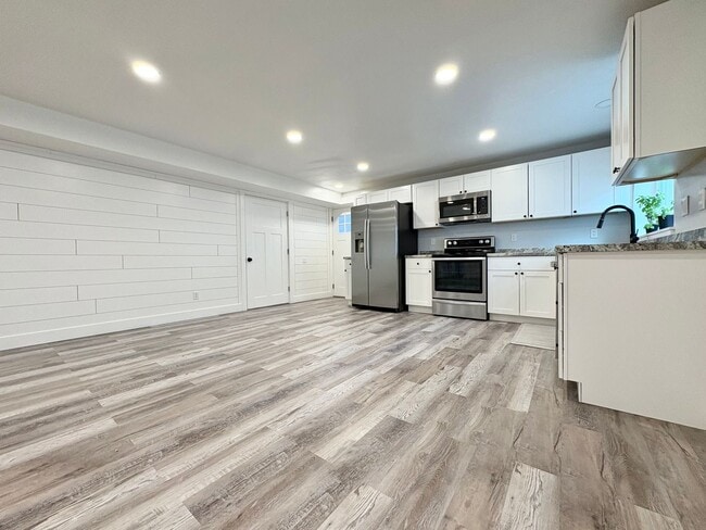 Building Photo - Fully Remodeled 2BR with Private Entrance, In-Unit Laundry & Parking
