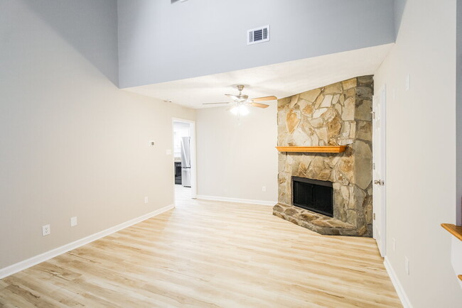 Foto del edificio - 215 Woodland Ridge Cir