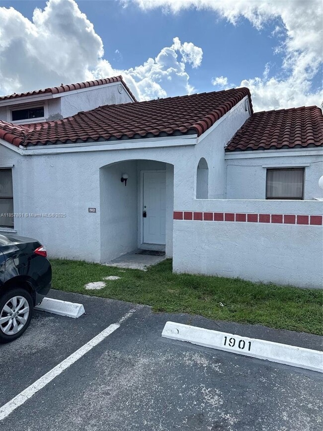 Building Photo - 1901 San Remo Cir