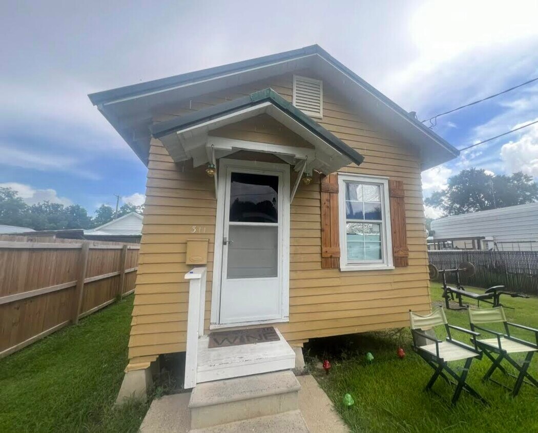 Primary Photo - 311 Gum St