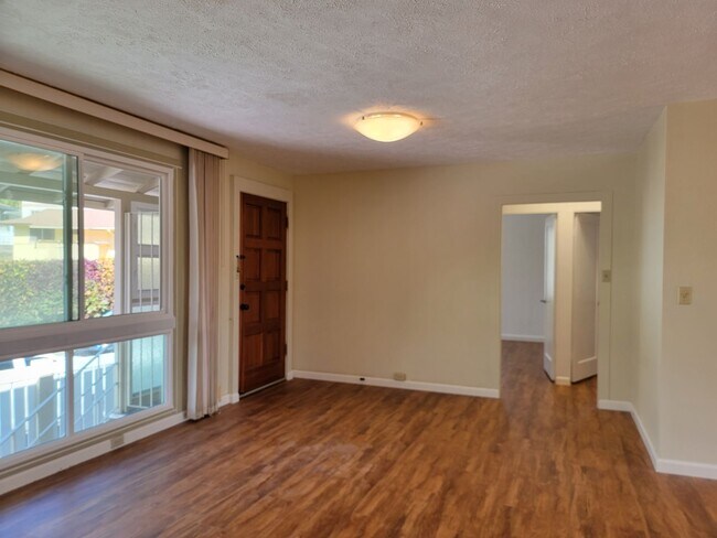 Foto del edificio - Large Upstairs Unit, Split AC, Renovated