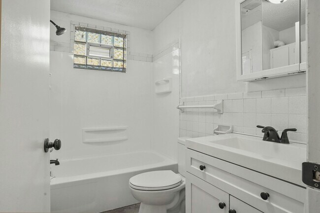Foto del edificio - 3745 Woodford Ave NW
