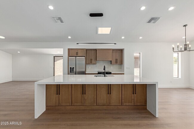 Building Photo - 8883 E Fairway Blvd