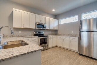 Building Photo - 1340 N Hog Trough Dr