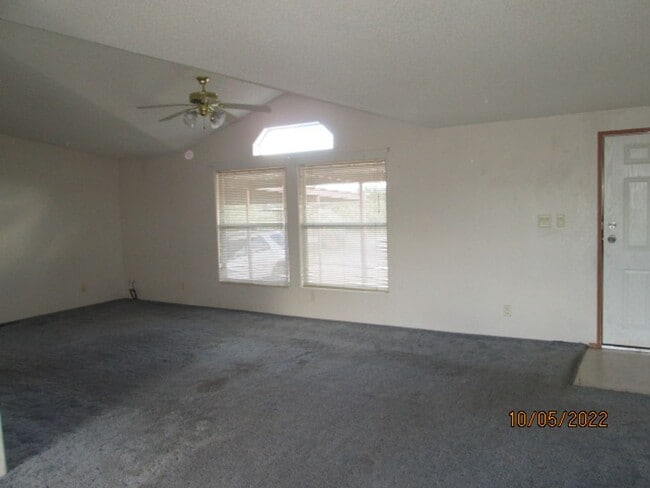 Building Photo - Close to I-10 for easy communte