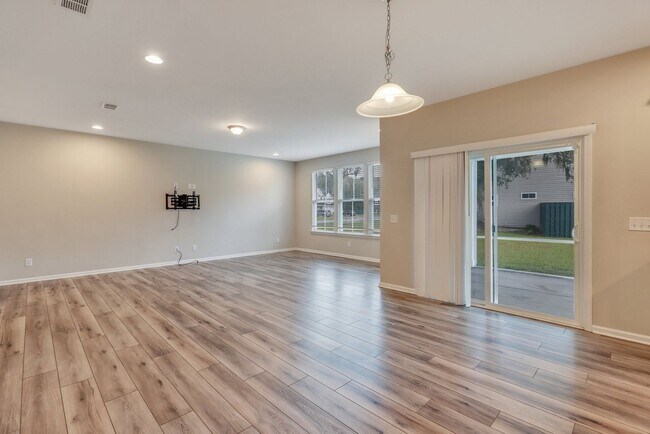 Foto del edificio - 4 Bed/2.5 Bath in The Commons