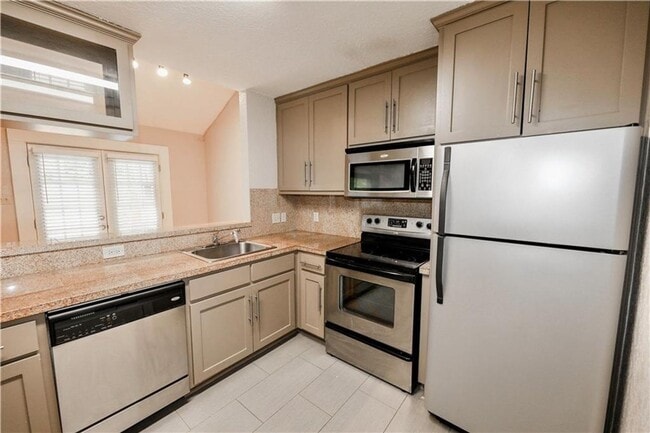 Building Photo - 1302 Danbury Square