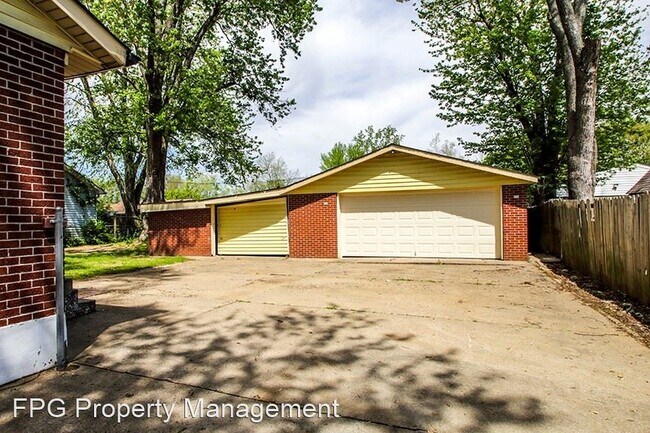 Foto del edificio - 3 br, 1 bath House - 10707 Golden Dr