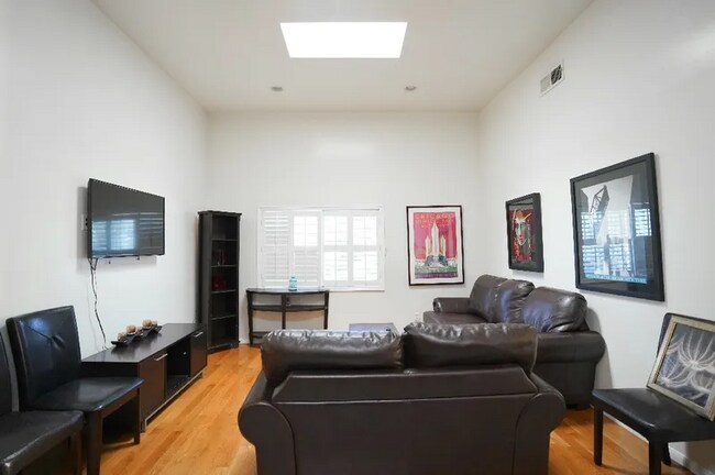 Building Photo - 1354 W 24th St