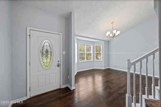 Foto del edificio - 107 Chestnut Ct