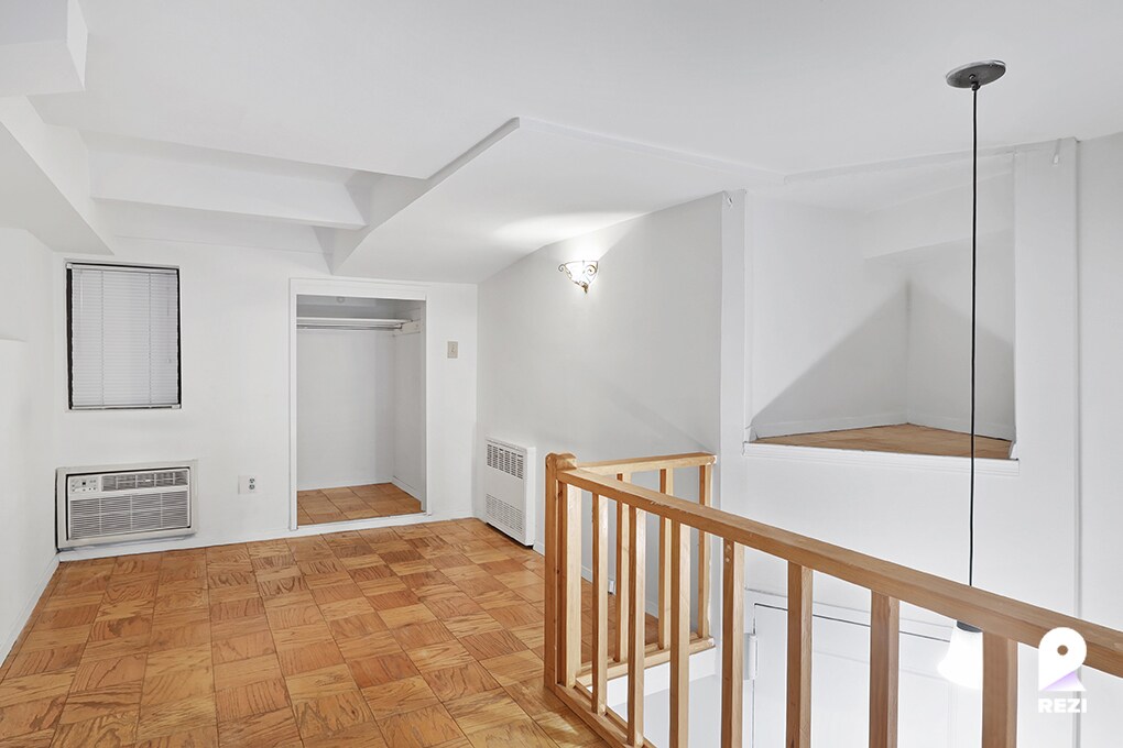 Primary Photo - 228 E 81st St