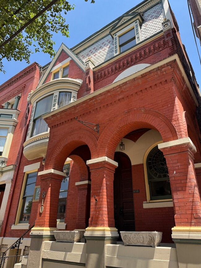 Building Photo - 810 Main St