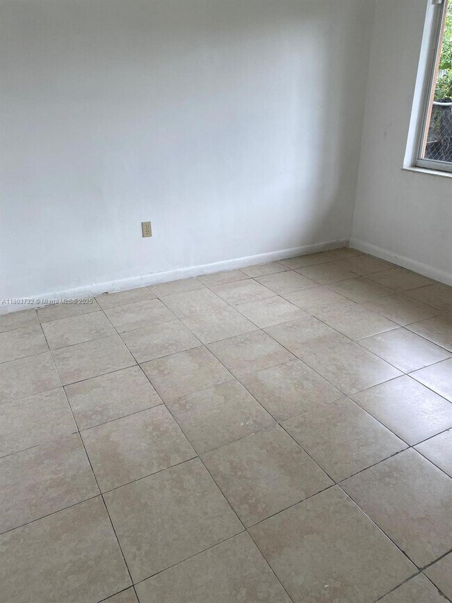 Foto del edificio - 585 NW 15th St