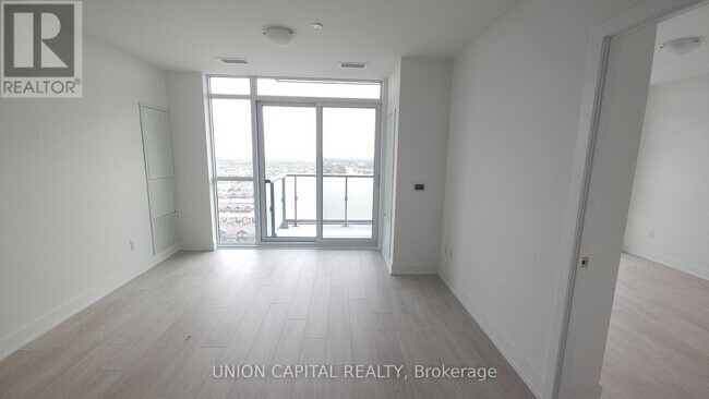 Photo du bâtiment - 2545 Simcoe St N