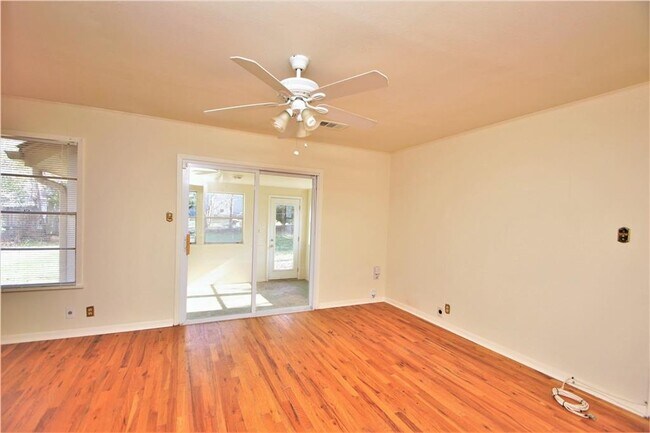 Building Photo - 2705 East Side Dr