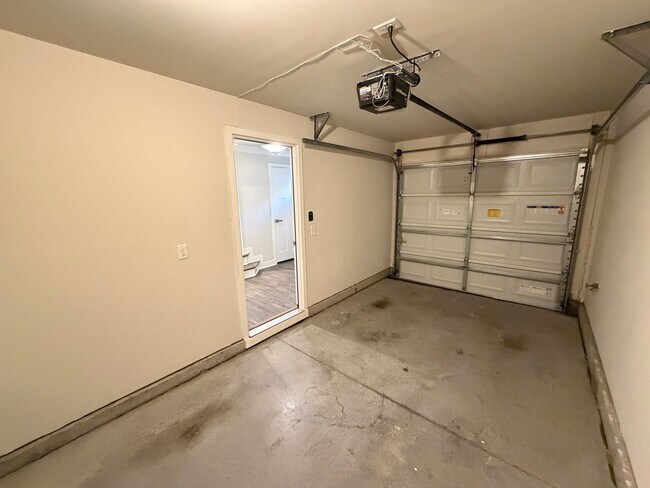 Foto del edificio - Like-New 4 Bedroom Townhouse