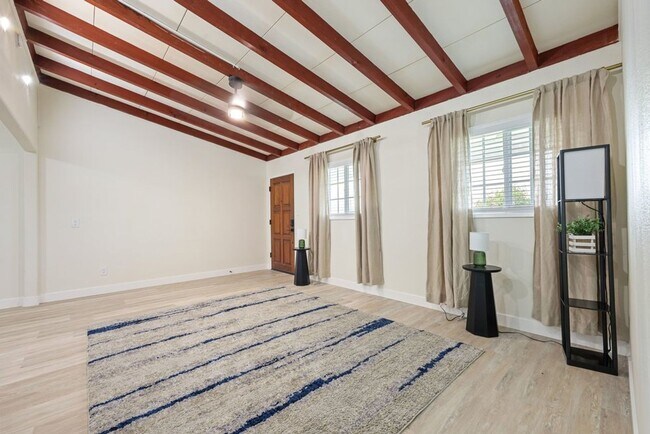 Foto del edificio - MUST SEE 3 BED 2 BATH HOUSE WITH  UTILITIES INCLUDED, GARAGE & YARD! CALL 6 1 9  8 8 8 5 5 5 4 TO...