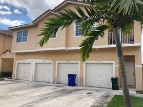 Building Photo - 2925 Crestwood Ter