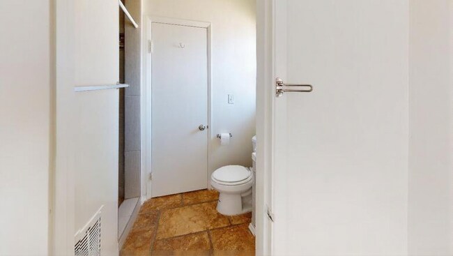 Foto del edificio - 5001 Rockford Dr