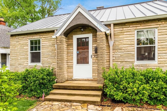 Foto del edificio - 230 E Royal Forest Blvd