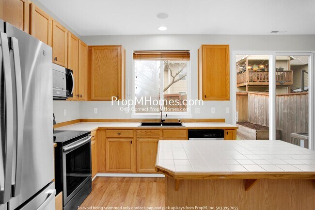 Foto del edificio - Updated Three Bedroom Townhome Near Nike & Intel!