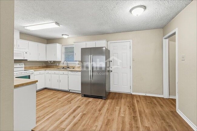 Building Photo - 105 S Winding Oaks Dr