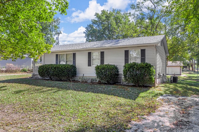 Building Photo - 115 E Sycamore Rd