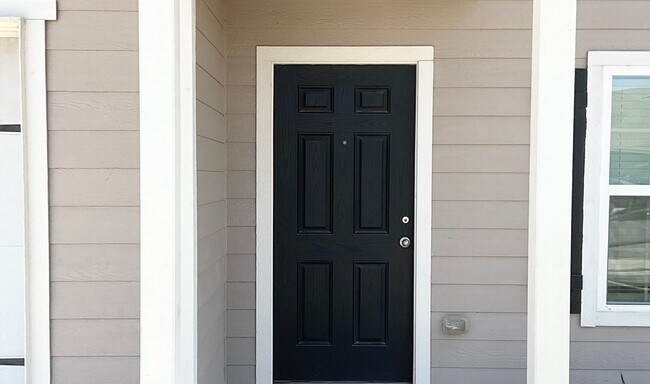 Foto del edificio - Lovely 2-story 4 bedroom/2.5 bath home in cul-de-sac: easy commute to Ft. Sam Houston, BAMC, and ...