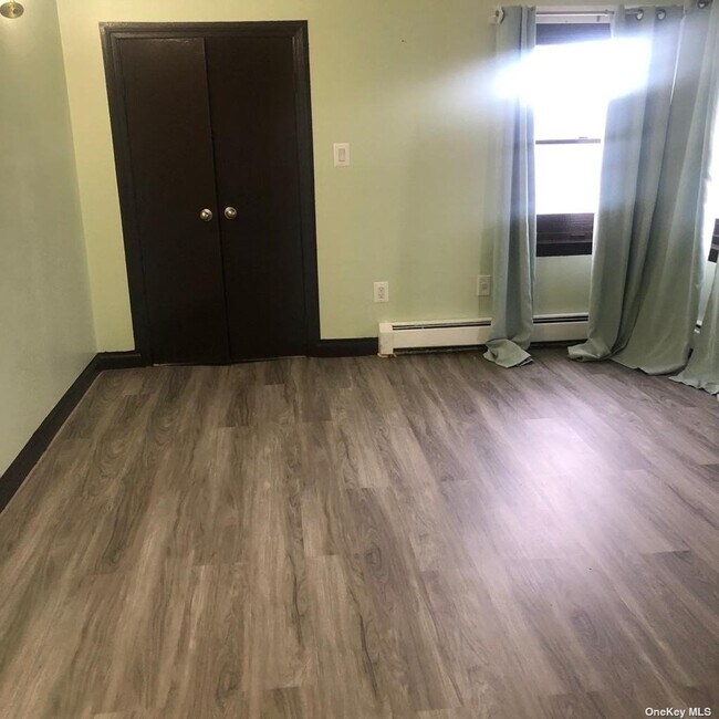 Foto del edificio - 140-31 Brookville Blvd