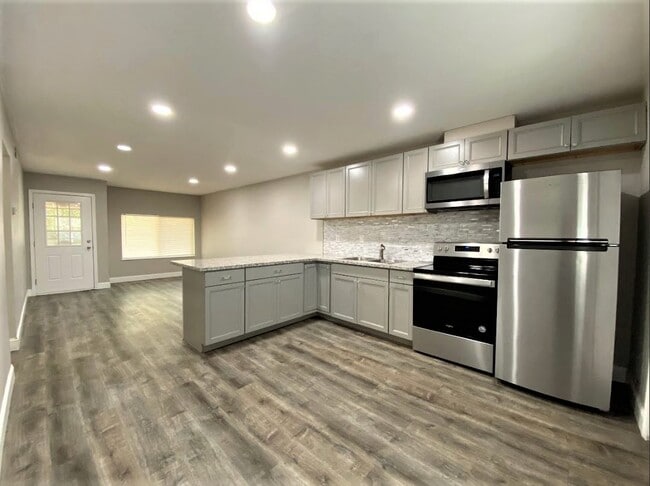 Building Photo - 809 E Bellevue Rd