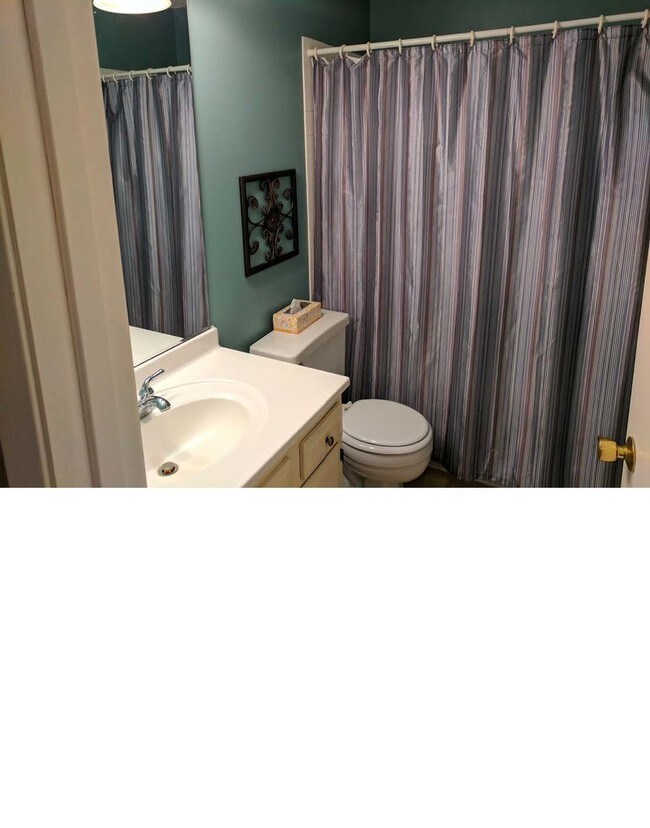 1 Baño completo - 2520 Le Homme Dieu Heights NE