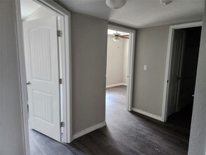 Building Photo - 724 E Ave N