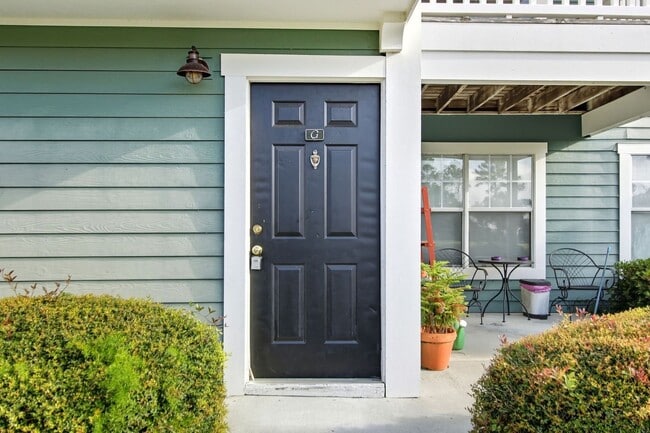 Building Photo - NEW PRICE and Half Off First Month's Rent! Nicely Updated Condo in Old South!