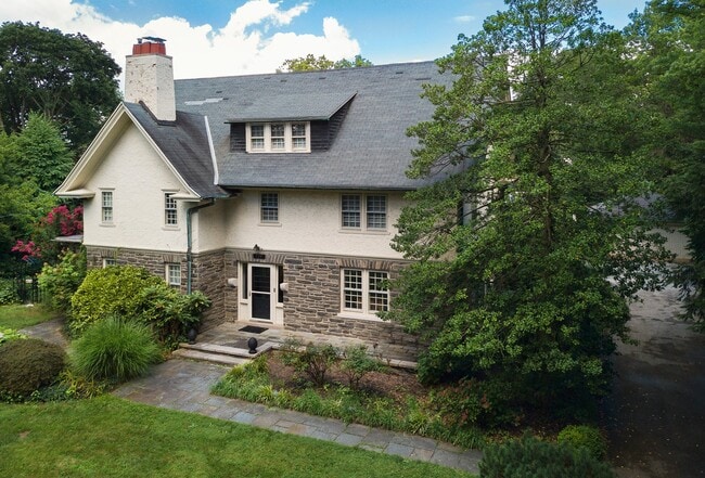 Building Photo - 734 Millbrook Ln