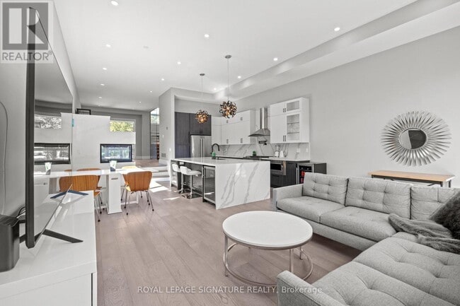 Photo du bâtiment - 425B Valermo Dr