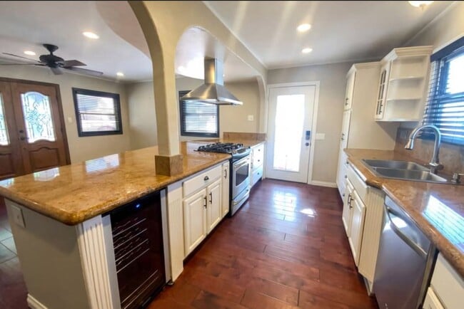 Building Photo - 2541 Haller St