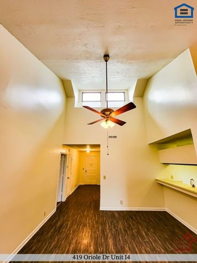 Building Photo - 419 Oriole Dr