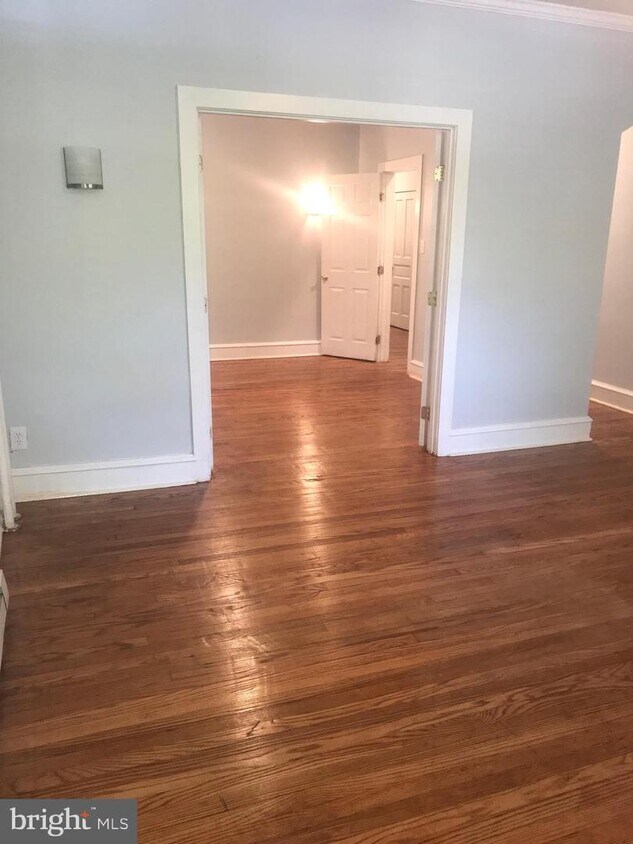 Primary Photo - 307 W 18th St
