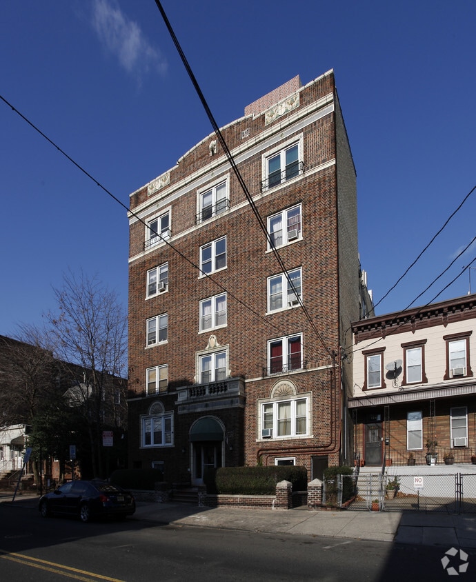 Primary Photo - 136 Manhattan Apartments