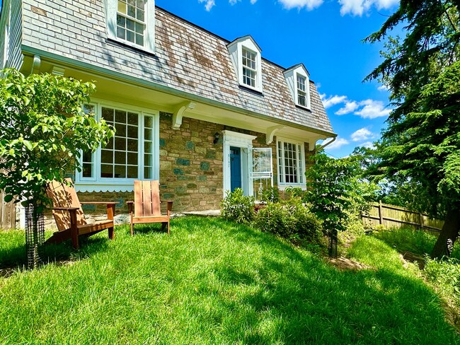 Foto del edificio - Check Out This Hidden House on a Hill!