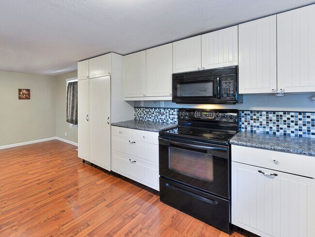 Foto del edificio - Application Approved Charming Remodeled Ra...