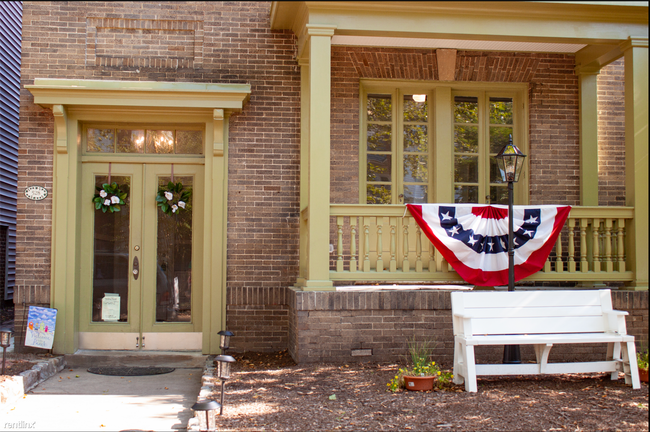 Foto del edificio - 3 br, 2 bath Triplex - 528 Hampton Place 1